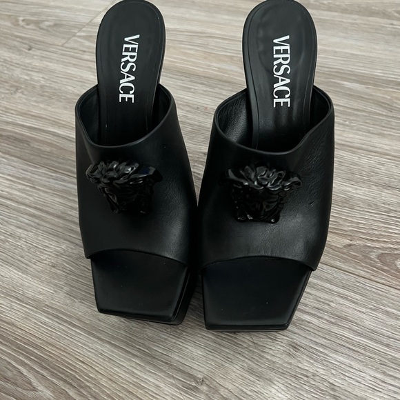 Versace - Picture 5 of 5